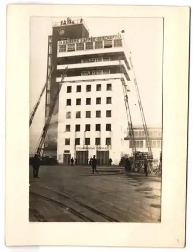 Fotografie Düsseldorf, Ausstellung Gesolei 1926, Feuerwehr-Löschzug bei einer Demonstration mit Drehleitern