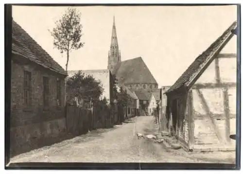 Fotografie W. Apel, Berlin, Ansicht Königsberg / Neumark, Strassenansicht mit Fachwerkhaus & Kirche im Hintergrund