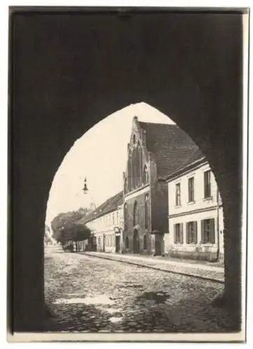 Fotografie W. Apel, Berlin, Ansicht Templin, St. Georgen-Kapelle von einem Tordurchgang gesehen
