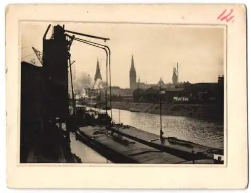Fotografie unbekannter Fotograf, Ansicht Duisburg-Hamborn, Feuerwehr-Einsatz beim Speicher-Brand 1929