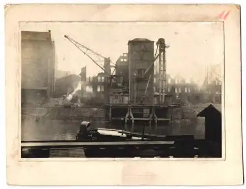 Fotografie unbekannter Fotograf, Ansicht Duisburg-Hamborn, Feuerwehr im Einsatz beim Speicher-Brand 1929