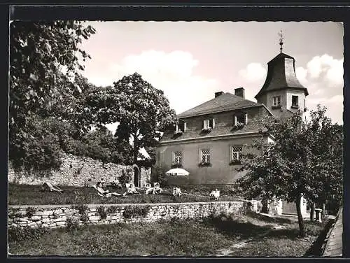 AK Gattendorf, Hotel Restaurant Schloss Gattendorf, Aussenansicht, Gäste beim Sonnenbad