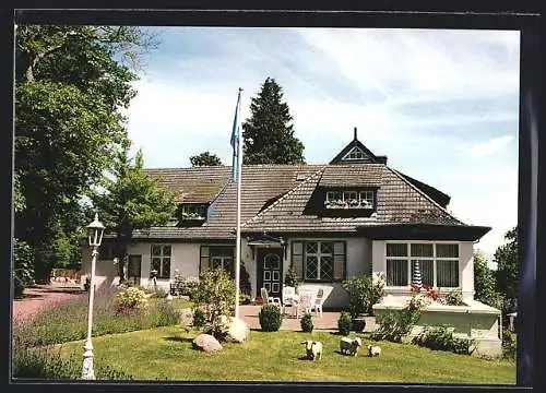 AK Krummsee, Hotel Garni, Waldstrasse 9, Aussenansicht Ferienhaus mit Garten