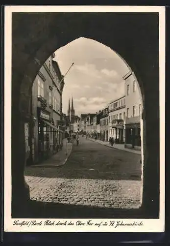 AK Saalfeld /Saale, Blick durch das Obere Tor auf die St. Johanneskirche