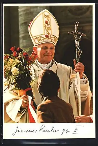 AK Papst Johannes Paul II. empfängt einen Blumenstrauss