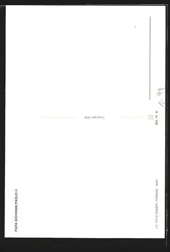 AK Papst Johannes Paul II. empfängt einen Blumenstrauss