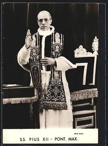 AK Papst Pius XII. am Altar