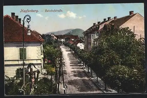 AK Kapfenberg, Bahnhofstrasse mit Wegkreuz aus der Vogelschau