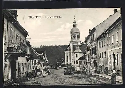 AK Birkfeld, Strassenpartie mit Gasthof und Kirche, Turm