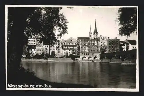 AK Wasserburg am Inn, Uferpartie an einer Flussbrücke