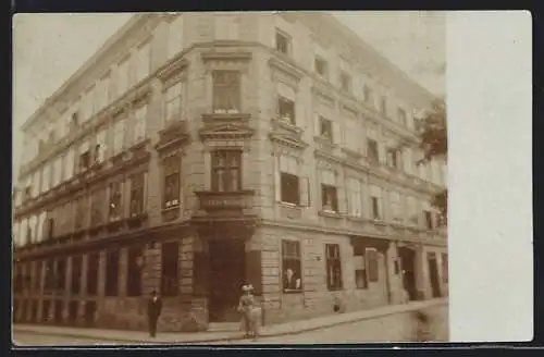 Foto-AK Wien, Henriettenplatz 1 mit Arztpraxis Dr. Adolf Waltner