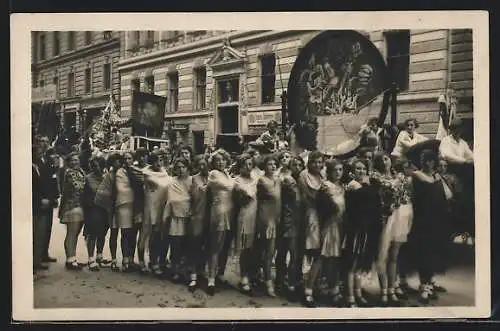 Foto-AK Wien, Damen-Riege auf einem Festzug auf Höhe Rathausstrasse 9