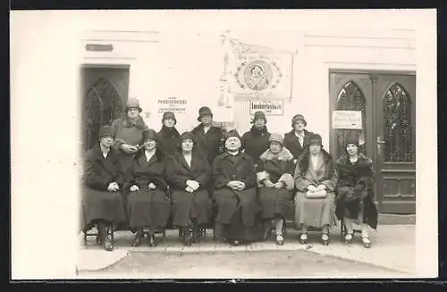 Foto-AK Wien, Pfarre Neu-Ottakring, Frauenkongregation zur Fahnenweihe am 8.12.1929