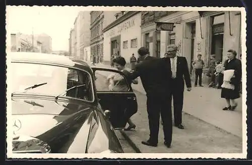 Foto-AK Wien, Mercedes-Limousine vor dem Haus Gasteigergasse 3