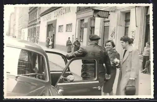 Foto-AK Wien, Mercedes-Limousine vor dem Haus Gasteigergasse 3, 2 Frauen