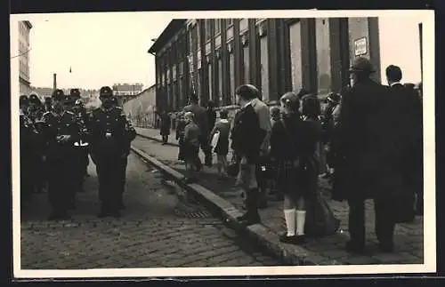 Foto-AK Wien, Militär-Aufmarsch in der Meldemannstrasse