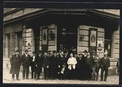 Foto-AK Wien, Restaurant mit Personal und Gästen, Salzachstrasse 30