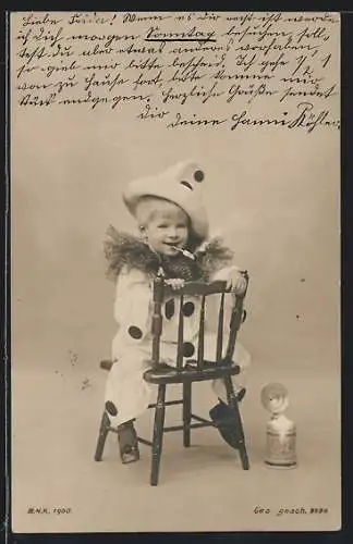 AK Ein kleines Kind als Harlekin verkleidet auf einem Stuhl, mit Pfeife und einem Krug Bier
