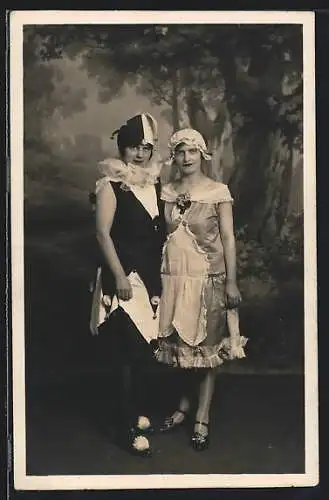 AK Ludwigsburg, Zwei verkleidete Frauen zu Fasching 1927, eine als Harlekin