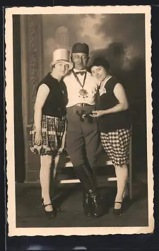AK Ludwigsburg, Ein Mann und zwei Frauen zu Fasching 1929