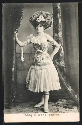 AK Die Soubrette Anny Silvano in Bühnengarderobe mit markantem Hut