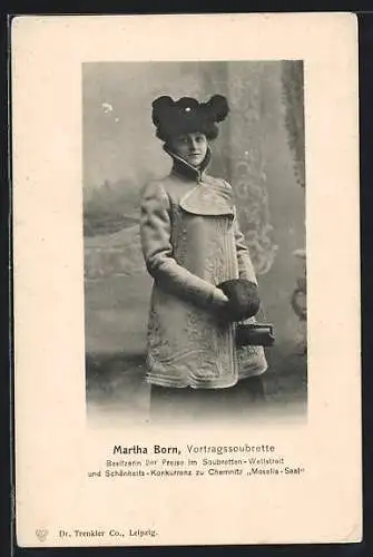 AK Die Vortragssoubrette Martha Born in winterlicher Kleidung mit Pelzmütze und Muff