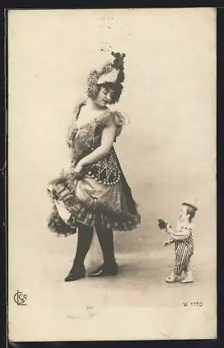AK Eine Tänzerin mit einer kleinen Puppe