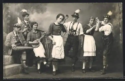 AK Sieben Personen in bayrischer Tracht tanzen und spielen Instrumente, Volkstanz
