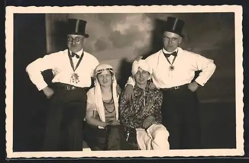 Foto-AK Ludwigsburg 1928, Fasching Bahnhotel, Zwei Ehepaare im Kostüm, die Frauen in süd- und südwestasiatischer Tracht