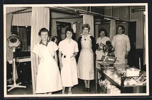 Foto-AK Friseure und Auszubildende im Salon