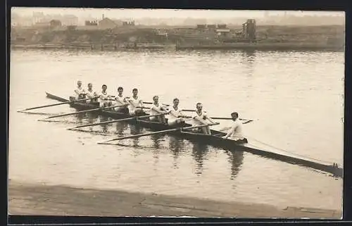 Foto-AK Ruderer in einem Achter auf dem Wasser