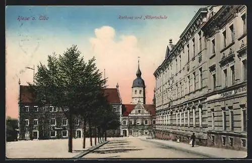 AK Riesa a. E., Strassenpartie mit Rathaus und Albertstrasse