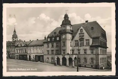 AK Treuen / Vogtland, Rathaus mit Markt