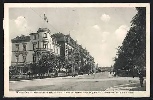 AK Wiesbaden, Nikolasstrasse mit Bahnhof