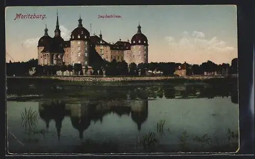 AK Moritzburg / Sachsen, Blick übers Wasser aufs Jagdschloss