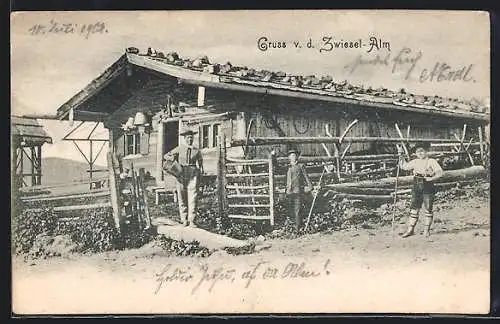 AK Zwiesel-Alm, Wanderer vor der Berghütte