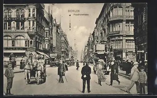 AK Berlin, Pferdekutschen u. Bus auf der Friedrichstrasse, Polizist