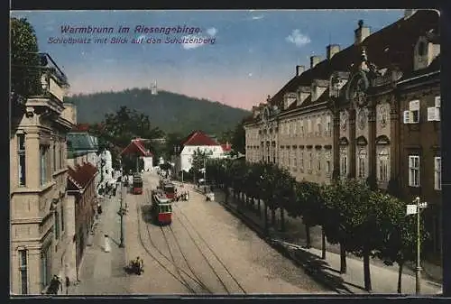 AK Warmbrunn i. Riesengebirge, Strassenbahnen am Schlossplatz mit Blick auf den Scholzenberg