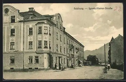 AK Salzburg, Ignatz-Harrer-Strasse mit Passanten