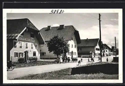 AK Oberalm, Bäckerei u. Mehlgeschäft J. M. Holztrattner, Strassenpartie