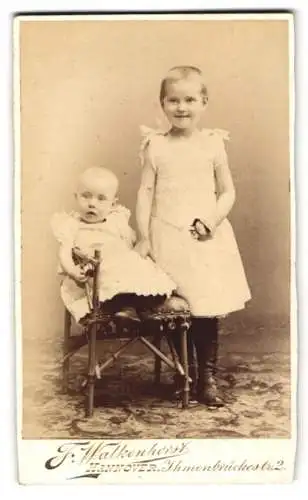 Fotografie Fritz Walkenhorst, Hannover, Ihmebrückstr. 2, Grosse Schwester mit Kleinkind lächelt in die Kamera