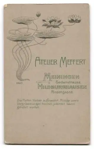 Fotografie Atelier Meffert, Meiningen, Sedanstrasse, Junger Herr im Anzug mit Fliege und Mittelscheitel