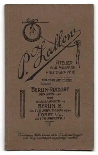 Fotografie P. Kallow, Berlin-Rixdorf, Bergstr. 140, Junge Frau mit voluminöser Frisur steht am Tisch