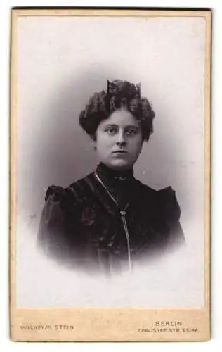Fotografie Wilhelm Stein, Berlin, Chaussee-Str. 65 /66, Junge Dame in schwarzer Bluse mit Halskette