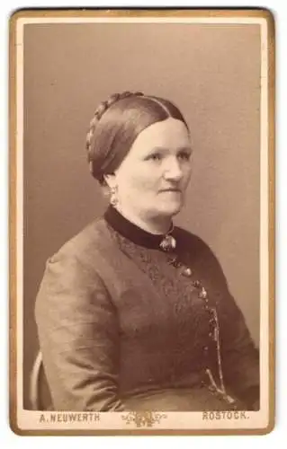 Fotografie A. Neuwerth, Rostock, Eselföterstr. 28, Ältere Dame mit streng gelegter Frisur