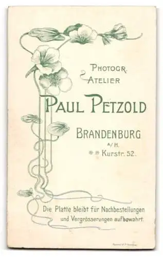 Fotografie Paul Petzold, Brandenburg a. H., Kurstr. 52, Androgyne Dame mit Stehkragen und Krawatte