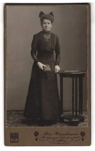 Fotografie Max Hinzelmann, Cottbus, Junge Frau mit grosser Schleife im Haar, 1910