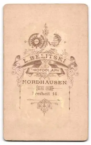 Fotografie Atelier Belitski, Nordhausen, Freiheit 14, Niedliches Kleinkind im weissen Kleid mit Lamm