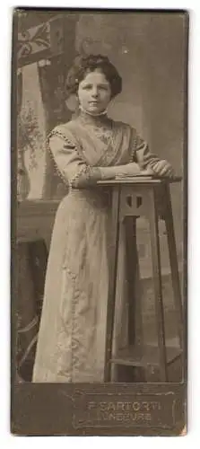 Fotografie F. Sartorti, Lüneburg, Junge Frau mit Hochsteckfrisur