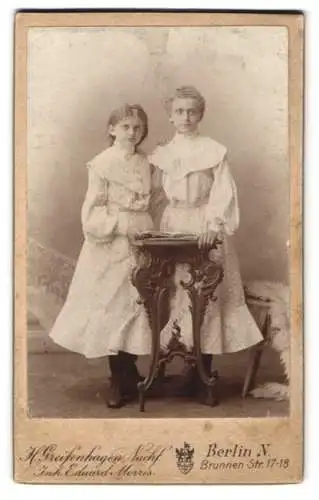Fotografie Eduard Morris, Berlin, Brunnen-Str. 17-18, Zwei junge Damen in hell gepunkteten Kleidern
